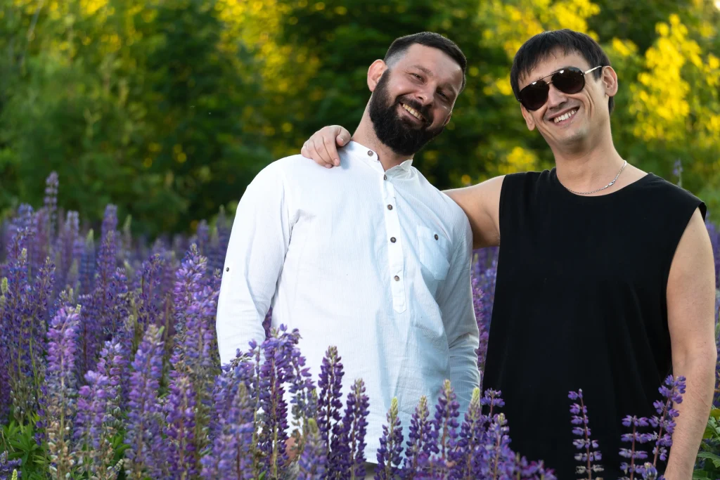 Семейная фотосессия 3 Два человека позируют в цветущем поле на природе во время быстрой фотосессии на улице.