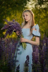 Уличные фотосессии в Уфе 16 Девушка в светлом платье позирует на фоне поля лаванды во время индивидуальной фотосессии на природе.
