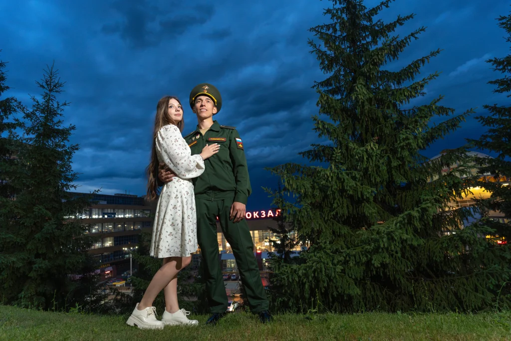 Парная фотосессия 29 Парная фотосессия, девушка и мужчина в фрме позируют на фоне ЖД вокзала Уфы.