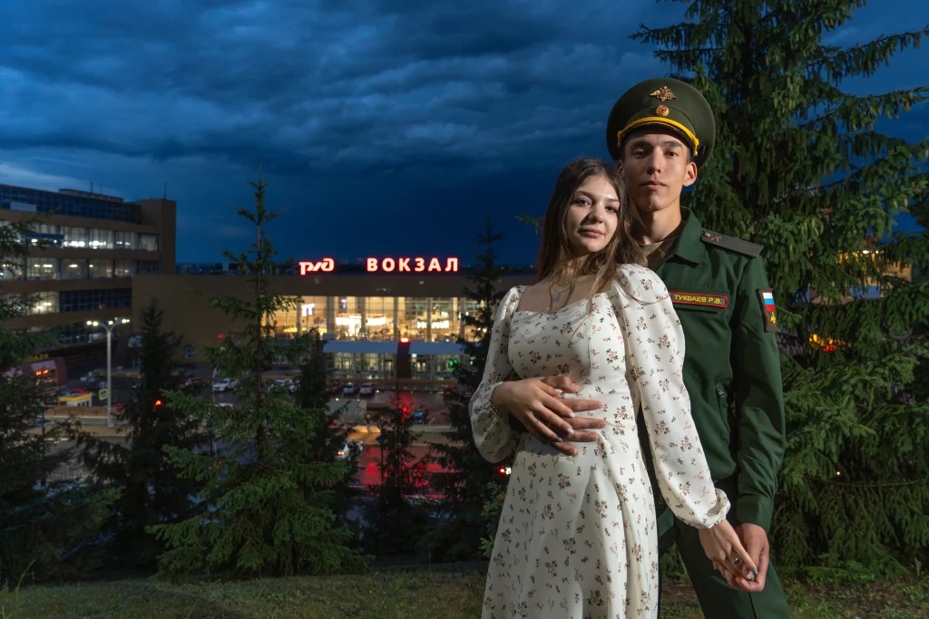 Парная фотосессия 28 Парная фотосессия, девушка и мужчина в фрме позируют на фоне ЖД вокзала Уфы.