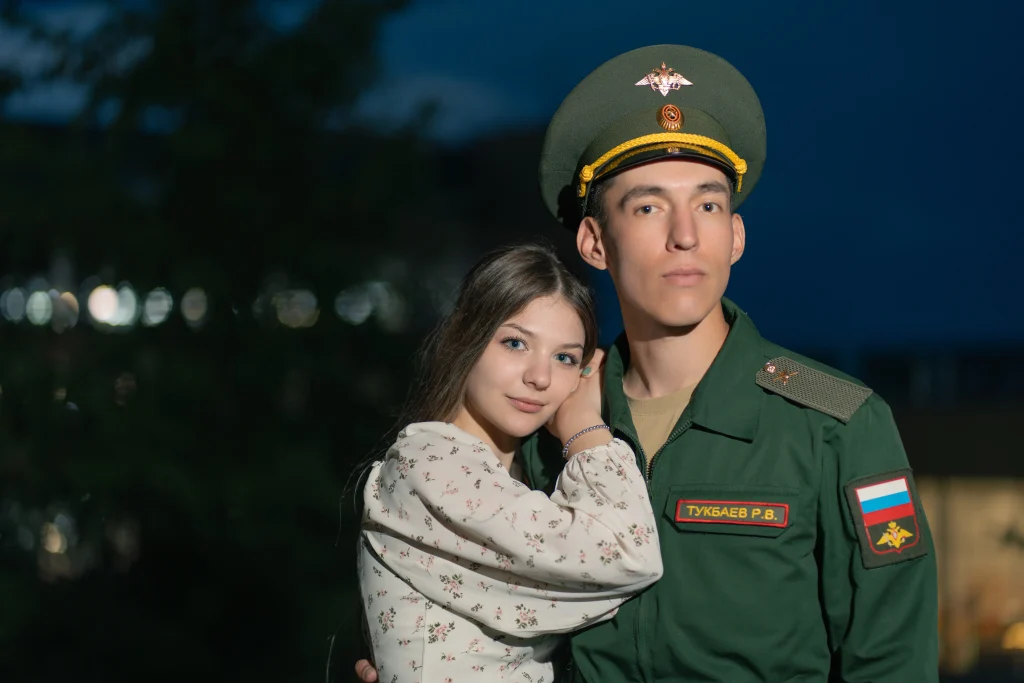 Парная фотосессия 27 Парная фотосессия, девушка и мужчина в фрме позируют на фоне ЖД вокзала Уфы.