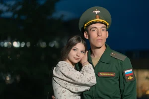 Уличные фотосессии в Уфе 19 Парная фотосессия, девушка и мужчина в фрме позируют на фоне ЖД вокзала Уфы.