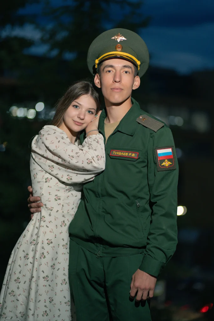 Парная фотосессия 24 Молодая пара фотографируется на улице в романтическом стиле во время быстрой фотосессии.