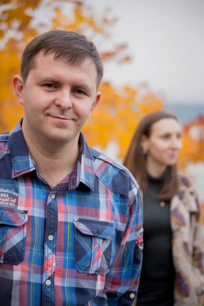Парная фотосессия 3 Молодой человек и женщина позируют на природе в осеннем парке во время быстрой фотосъемки.