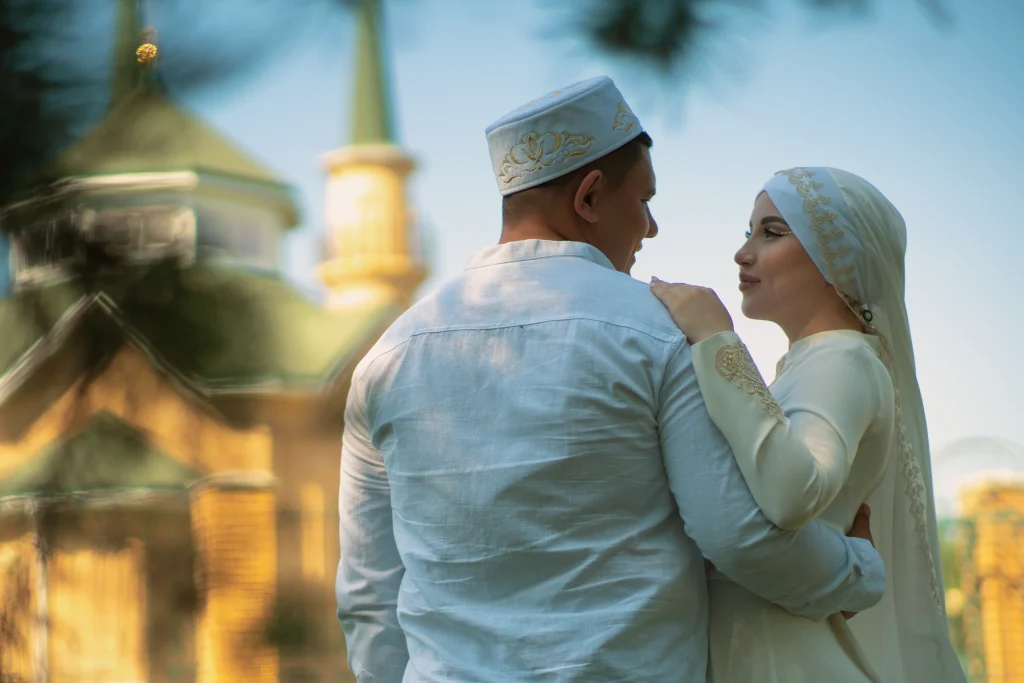Парная фотосессия 22 Пара в национальных костюмах для Никаха, позируют на фоне мечети.