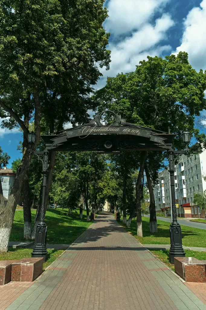 Фотосессия в саду Салавата Юлаева - Висячий мост 7 Арка входа Софьюшкиной Аллеи, окруженная зеленью и создающая уютную атмосферу для экспресс фотосессии в парке.