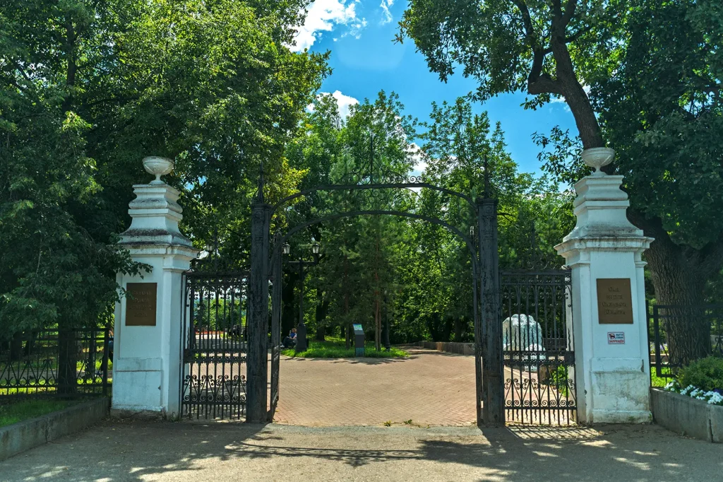 Фотосессия в саду Салавата Юлаева - Висячий мост 2 Входные ворота в Сад Салавата Юлаева в Уфе, украшенные декоративными столбами и коваными элементами, создают атмосферу спокойствия.